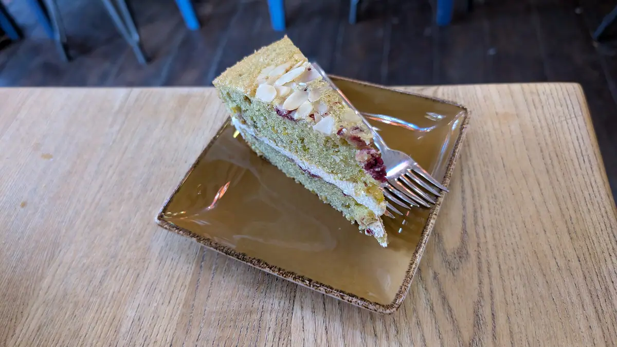 Cakes & Bakes – cake shop in Broom Hill, London